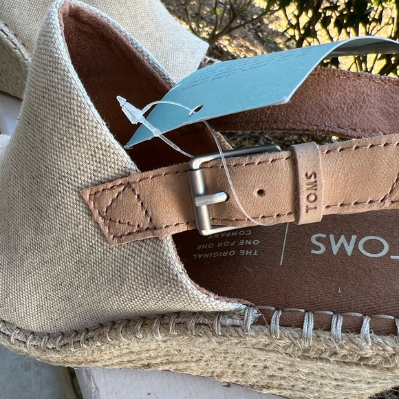 NWT Toms Wedge Sandals - Size 8 - Picture 2 of 9